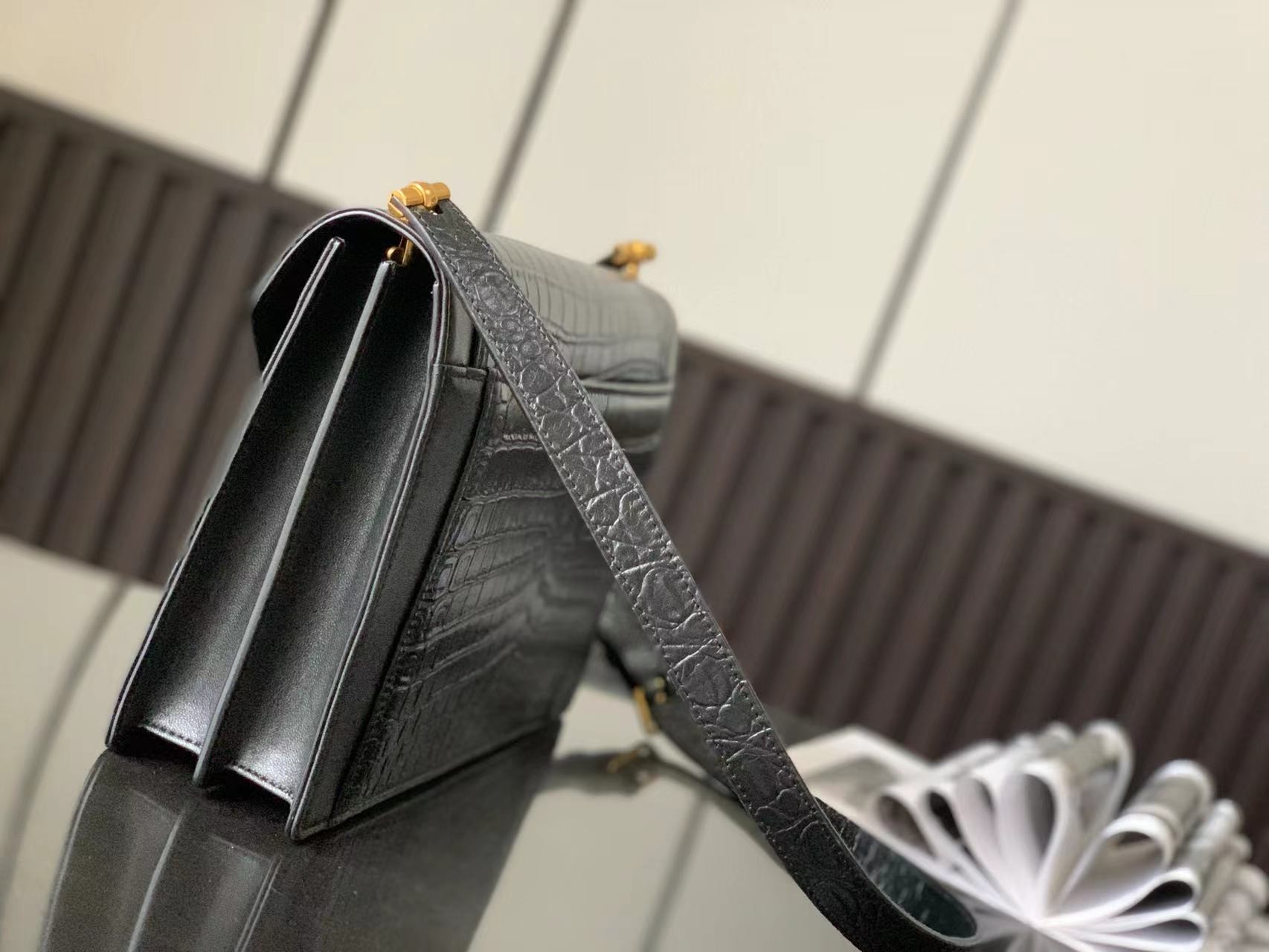 Bolso bandolera Gaby de Saint Laurent piel con grabado de cocodrilo negro - Image 9
