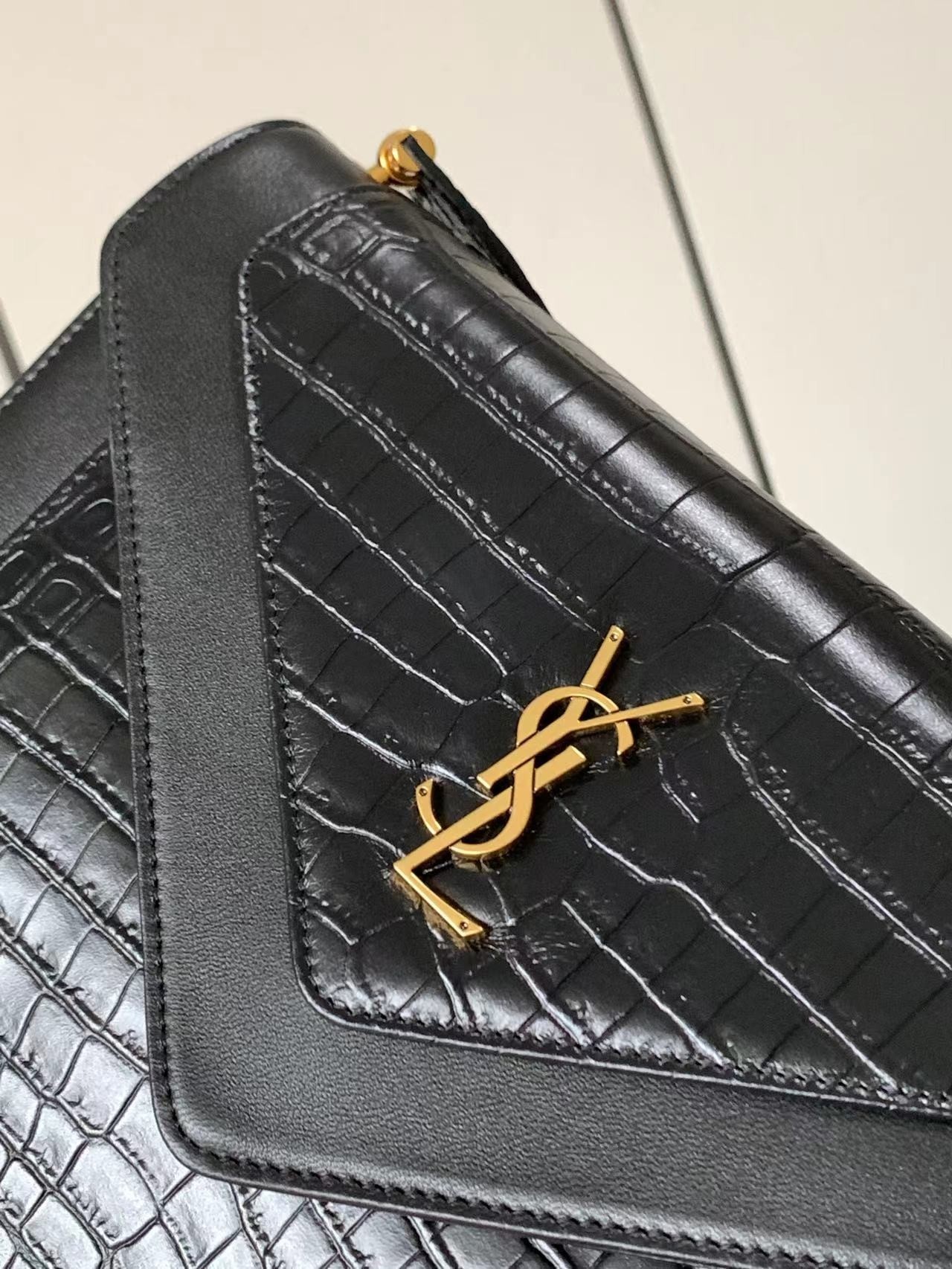 Bolso bandolera Gaby de Saint Laurent piel con grabado de cocodrilo negro - Image 7