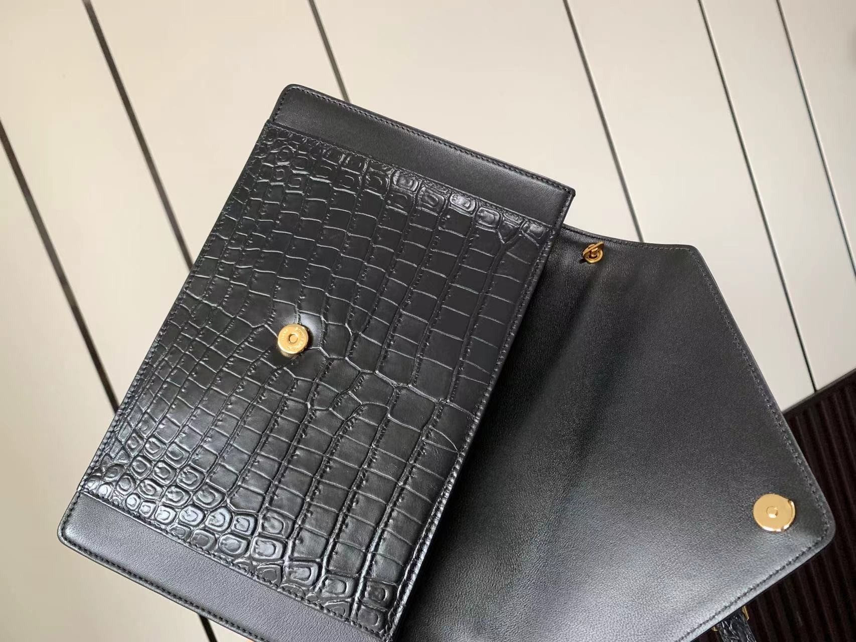 Bolso bandolera Gaby de Saint Laurent piel con grabado de cocodrilo negro - Image 10