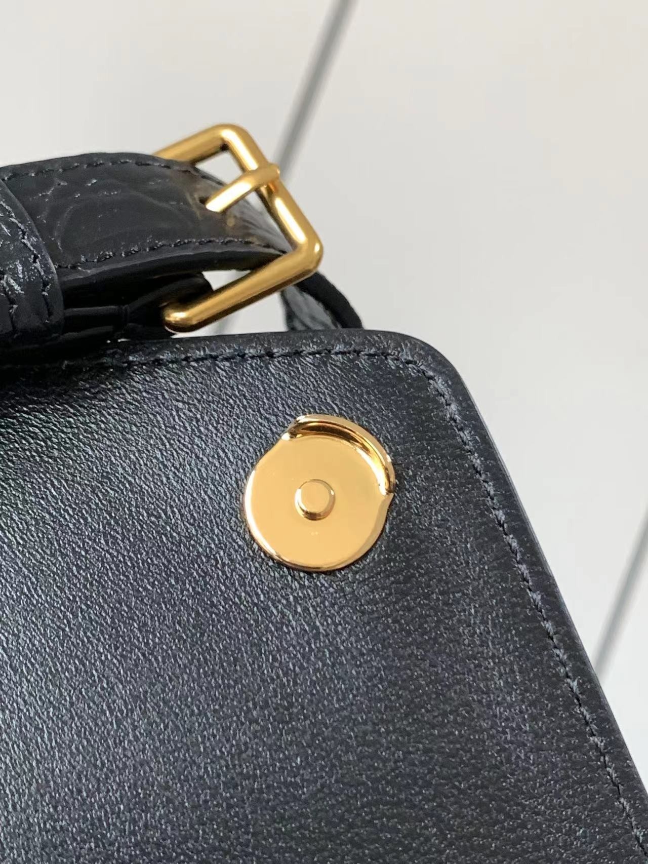 Bolso bandolera Gaby de Saint Laurent piel con grabado de cocodrilo negro - Image 2