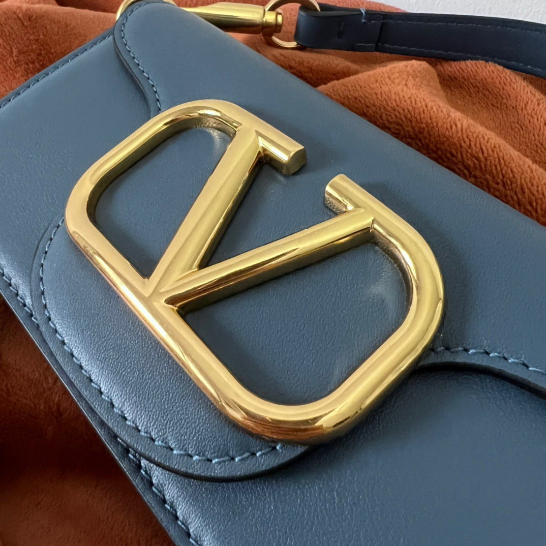 bolsos de lujo mujer Valentino Loco Small Shoulder Bag In Blue Calfskin 2 bolsos de lujo mujer Valentino Loco Small Shoulder Bag In Blue Calfskin - Image 2