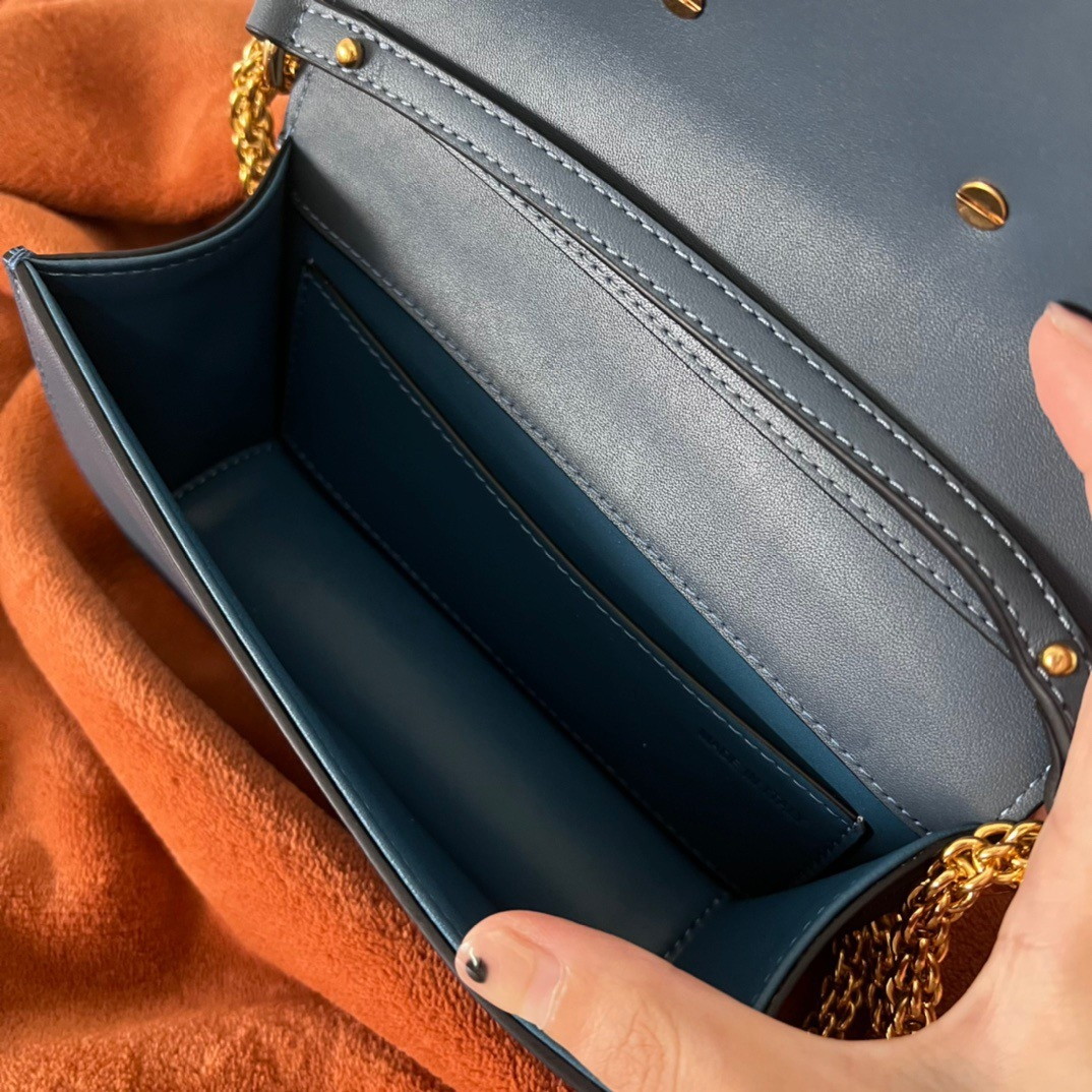 bolsos de lujo mujer Valentino Loco Small Shoulder Bag In Blue Calfskin 4 bolsos de lujo mujer Valentino Loco Small Shoulder Bag In Blue Calfskin - Image 4
