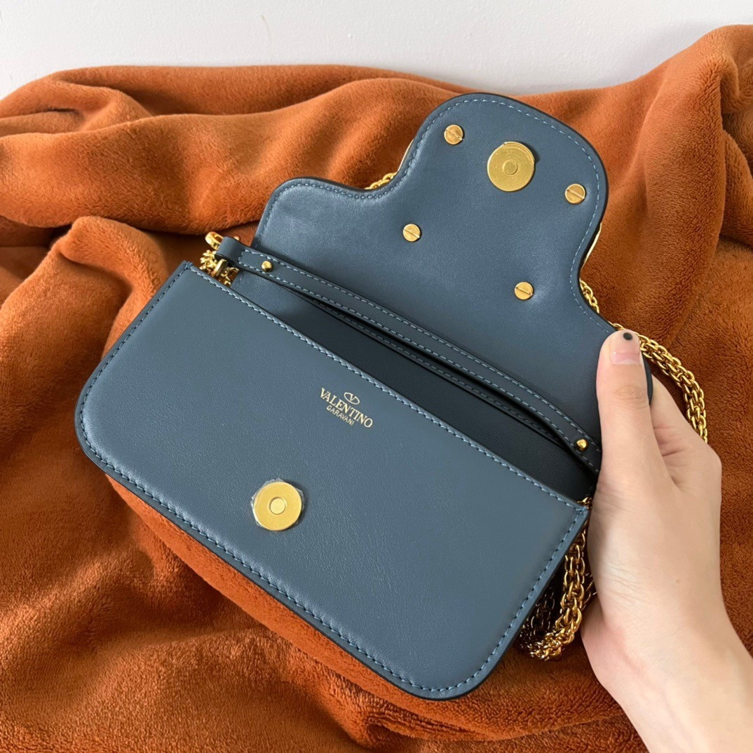 bolsos de lujo mujer Valentino Loco Small Shoulder Bag In Blue Calfskin 5 bolsos de lujo mujer Valentino Loco Small Shoulder Bag In Blue Calfskin - Image 5