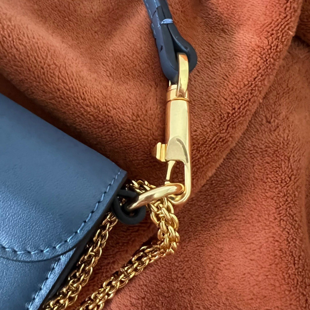 bolsos de lujo mujer Valentino Loco Small Shoulder Bag In Blue Calfskin 9 bolsos de lujo mujer Valentino Loco Small Shoulder Bag In Blue Calfskin - Image 9