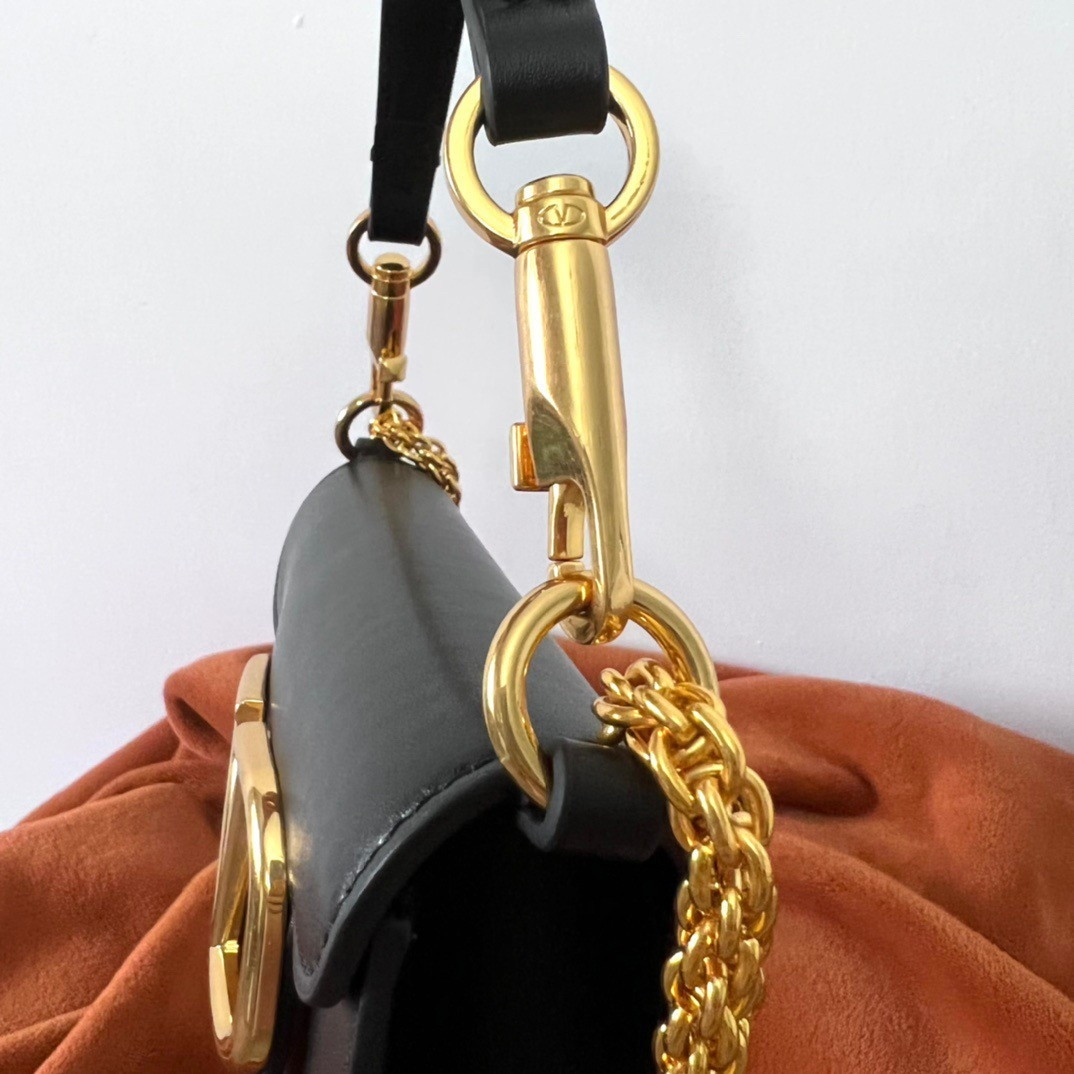 bolsos de lujo mujer Valentino Loco Small Shoulder Bag In Black Calfskin 3 bolsos de lujo mujer Valentino Loco Small Shoulder Bag In Black Calfskin - Image 3