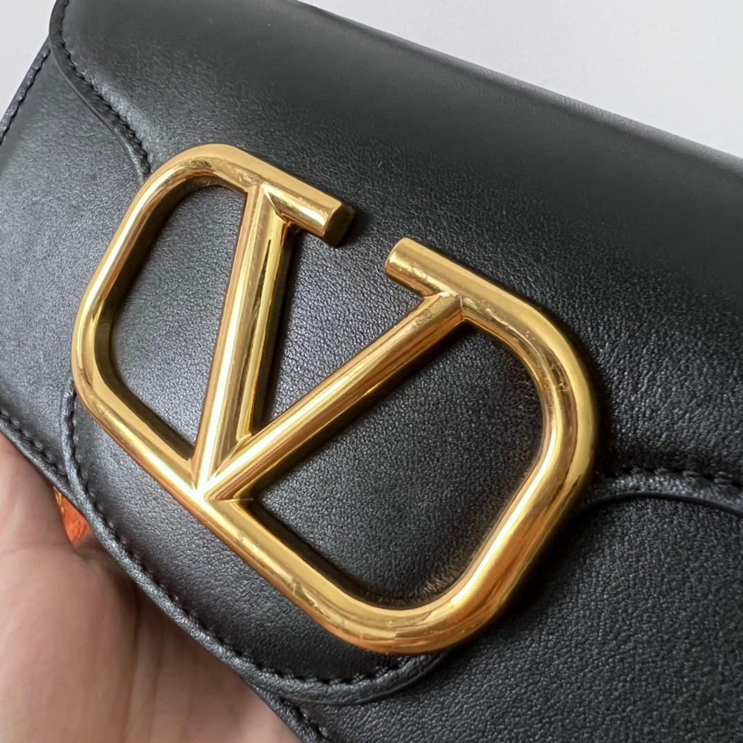 bolsos de lujo mujer Valentino Loco Small Shoulder Bag In Black Calfskin 4 bolsos de lujo mujer Valentino Loco Small Shoulder Bag In Black Calfskin - Image 4