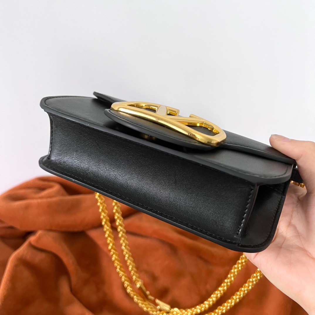 bolsos de lujo mujer Valentino Loco Small Shoulder Bag In Black Calfskin 7 bolsos de lujo mujer Valentino Loco Small Shoulder Bag In Black Calfskin - Image 7