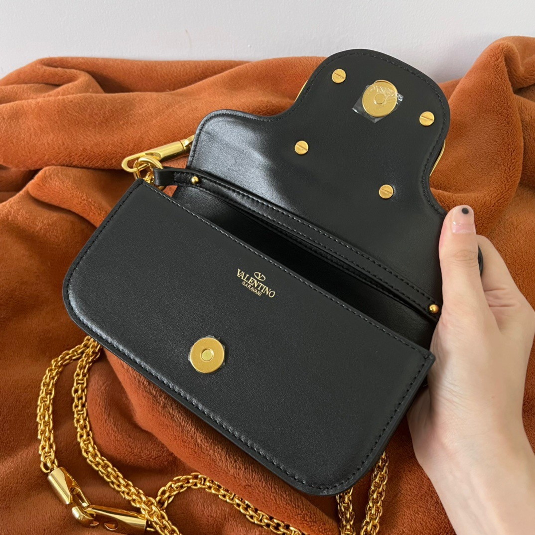 bolsos de lujo mujer Valentino Loco Small Shoulder Bag In Black Calfskin 8 bolsos de lujo mujer Valentino Loco Small Shoulder Bag In Black Calfskin - Image 8