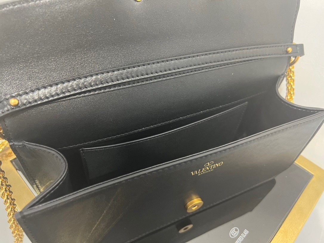 bolsos de lujo mujer Valentino Loco Large Shoulder Bag In Black Calfskin 10 bolsos de lujo mujer Valentino Loco Large Shoulder Bag In Black Calfskin - Image 10