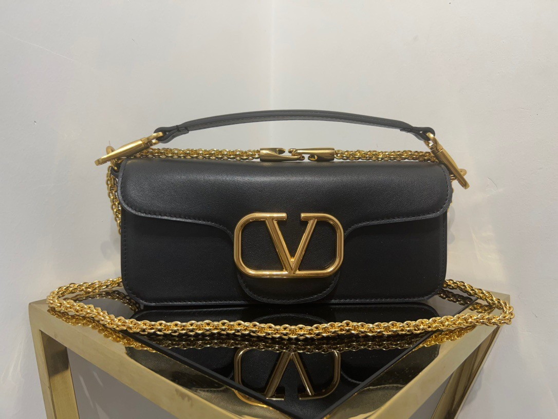 bolsos de lujo mujer Valentino Loco Large Shoulder Bag In Black Calfskin 4 bolsos de lujo mujer Valentino Loco Large Shoulder Bag In Black Calfskin - Image 4