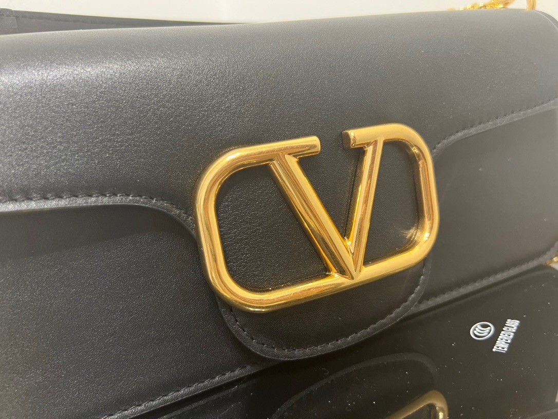 bolsos de lujo mujer Valentino Loco Large Shoulder Bag In Black Calfskin 5 bolsos de lujo mujer Valentino Loco Large Shoulder Bag In Black Calfskin - Image 5