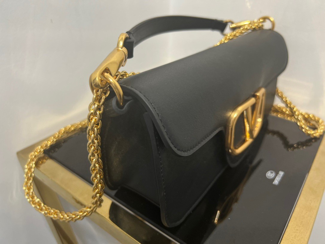 bolsos de lujo mujer Valentino Loco Large Shoulder Bag In Black Calfskin 6 bolsos de lujo mujer Valentino Loco Large Shoulder Bag In Black Calfskin - Image 6