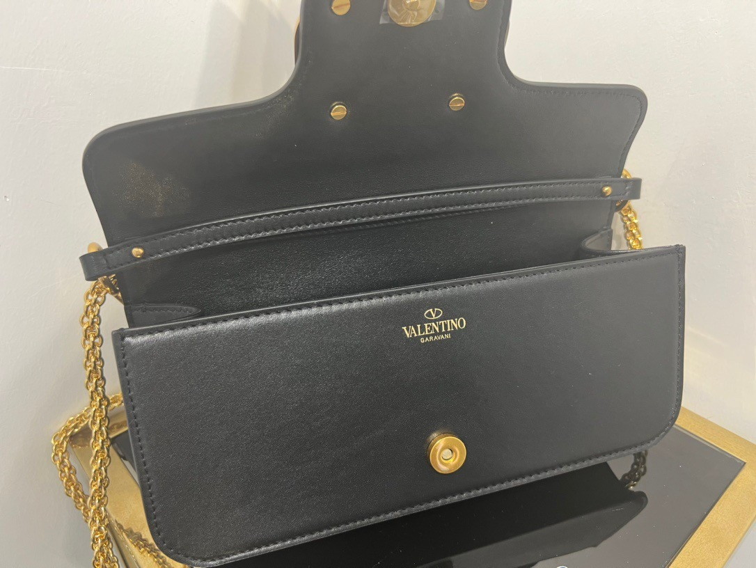 bolsos de lujo mujer Valentino Loco Large Shoulder Bag In Black Calfskin 8 bolsos de lujo mujer Valentino Loco Large Shoulder Bag In Black Calfskin - Image 8