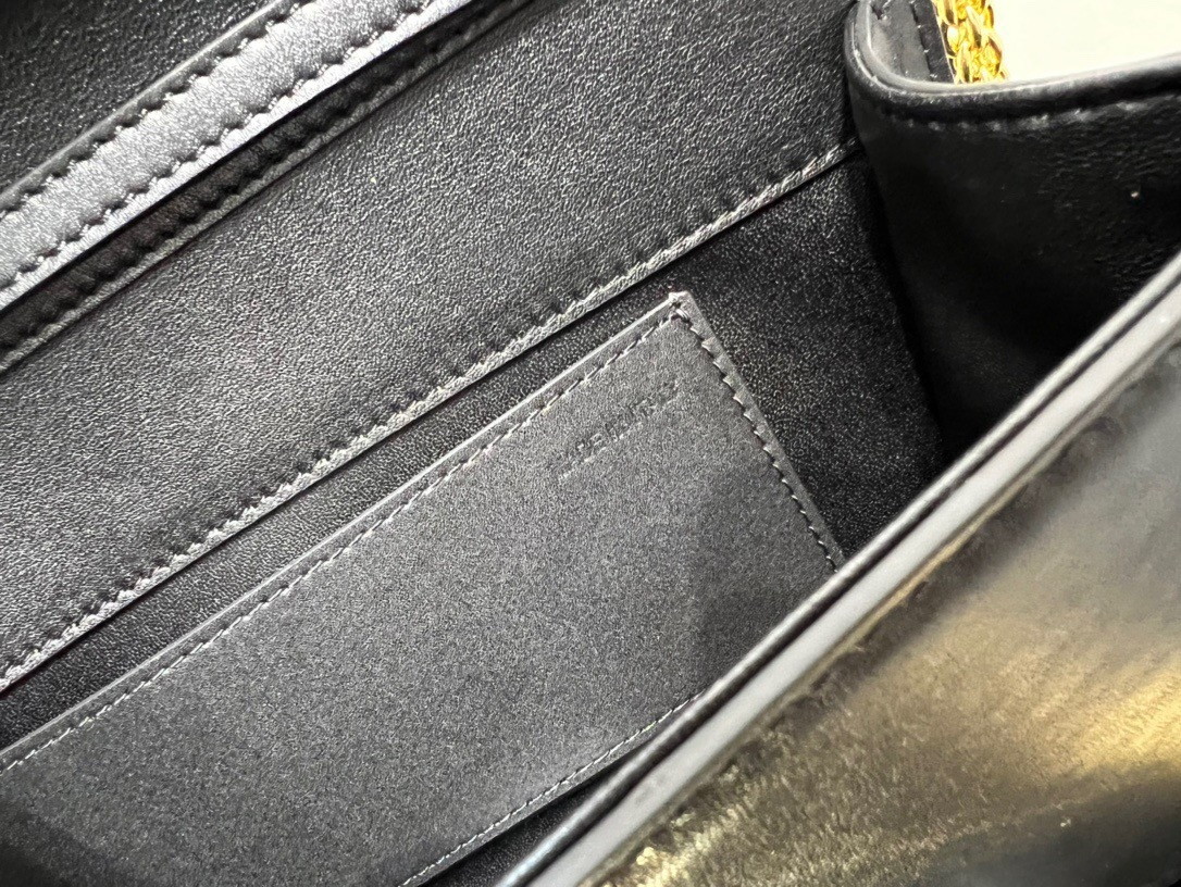 bolsos de lujo mujer Valentino Loco Large Shoulder Bag In Black Calfskin 9 bolsos de lujo mujer Valentino Loco Large Shoulder Bag In Black Calfskin - Image 9