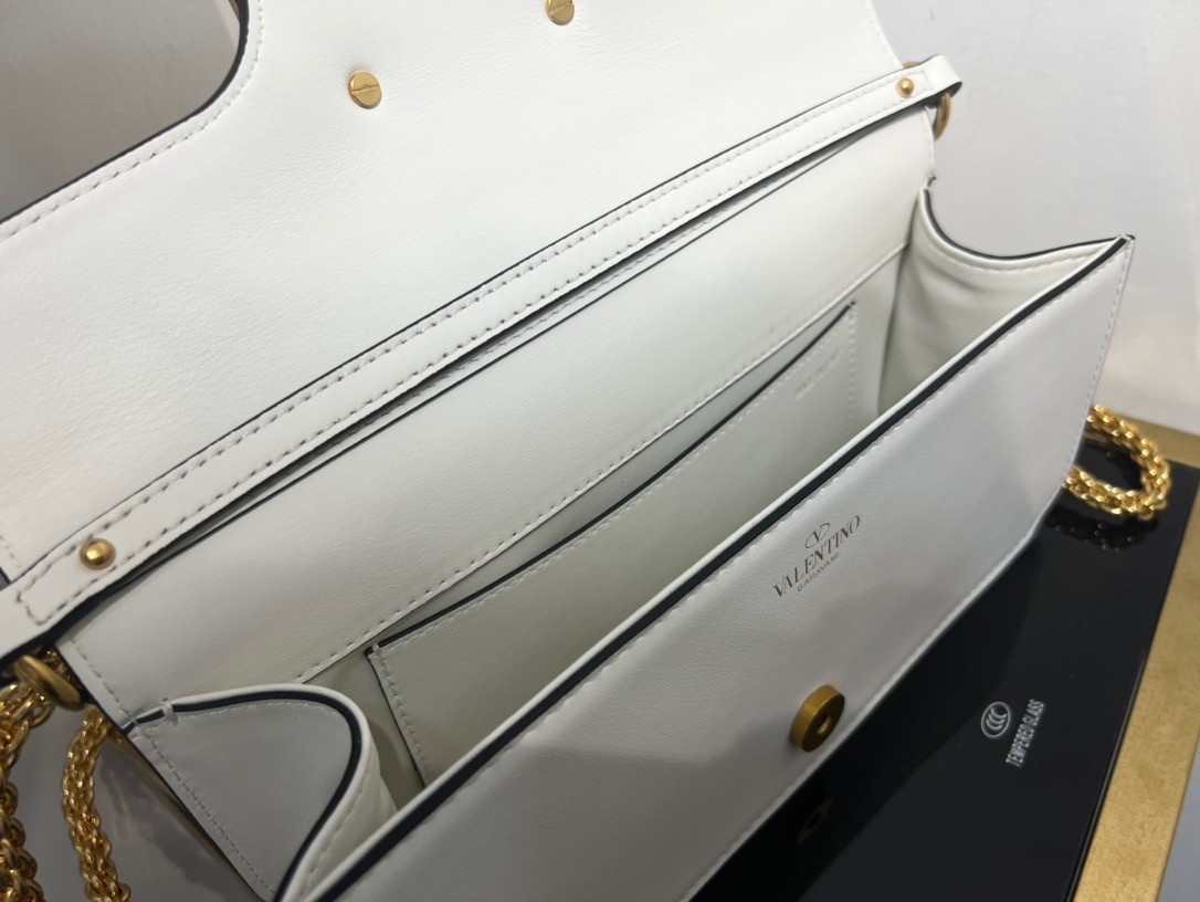 bolsos de lujo mujer Valentino Loco Large Shoulder Bag In White Calfskin 10 bolsos de lujo mujer Valentino Loco Large Shoulder Bag In White Calfskin - Image 10