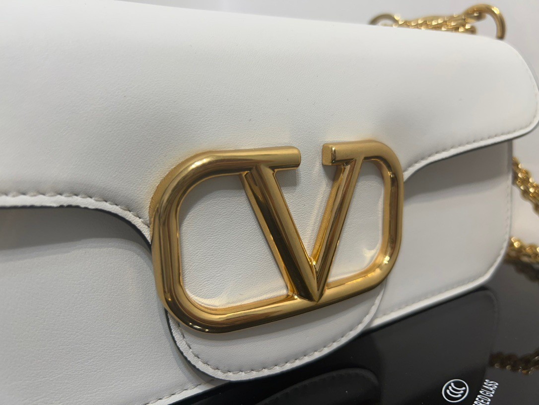 bolsos de lujo mujer Valentino Loco Large Shoulder Bag In White Calfskin 2 bolsos de lujo mujer Valentino Loco Large Shoulder Bag In White Calfskin - Image 2