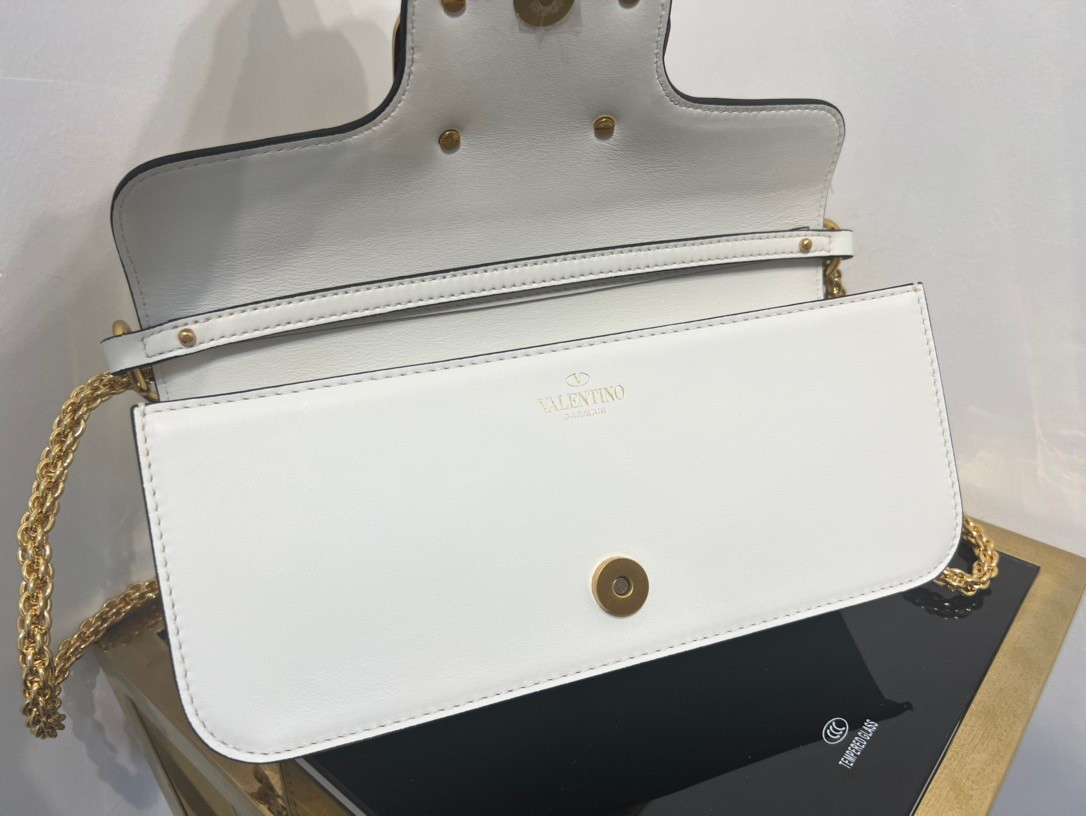 bolsos de lujo mujer Valentino Loco Large Shoulder Bag In White Calfskin 8 bolsos de lujo mujer Valentino Loco Large Shoulder Bag In White Calfskin - Image 8