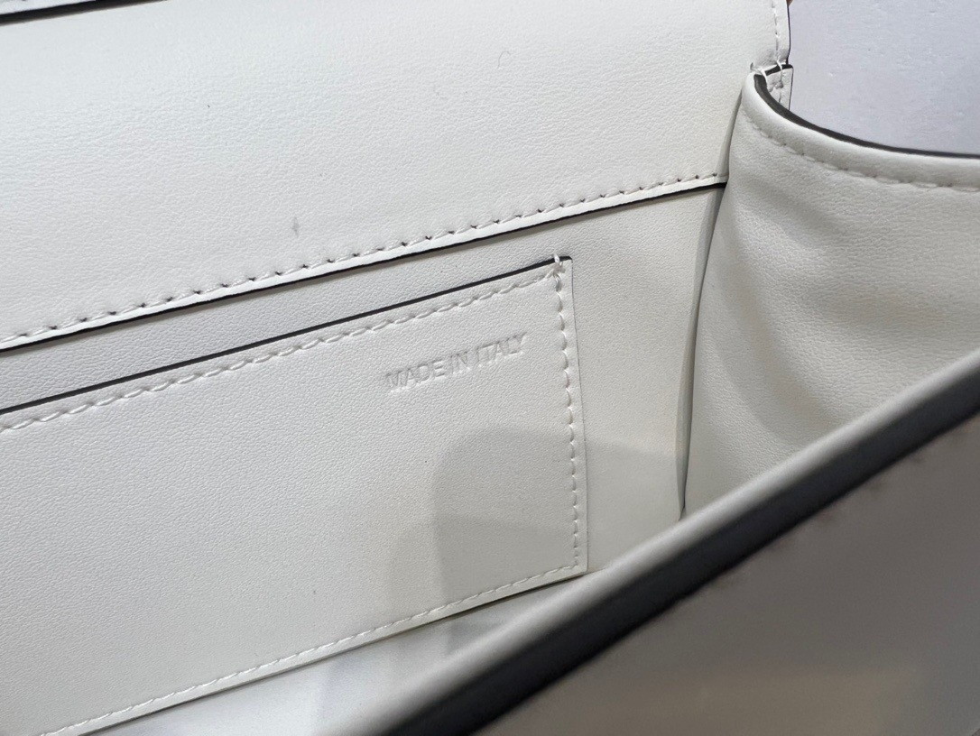 bolsos de lujo mujer Valentino Loco Large Shoulder Bag In White Calfskin 9 bolsos de lujo mujer Valentino Loco Large Shoulder Bag In White Calfskin - Image 9