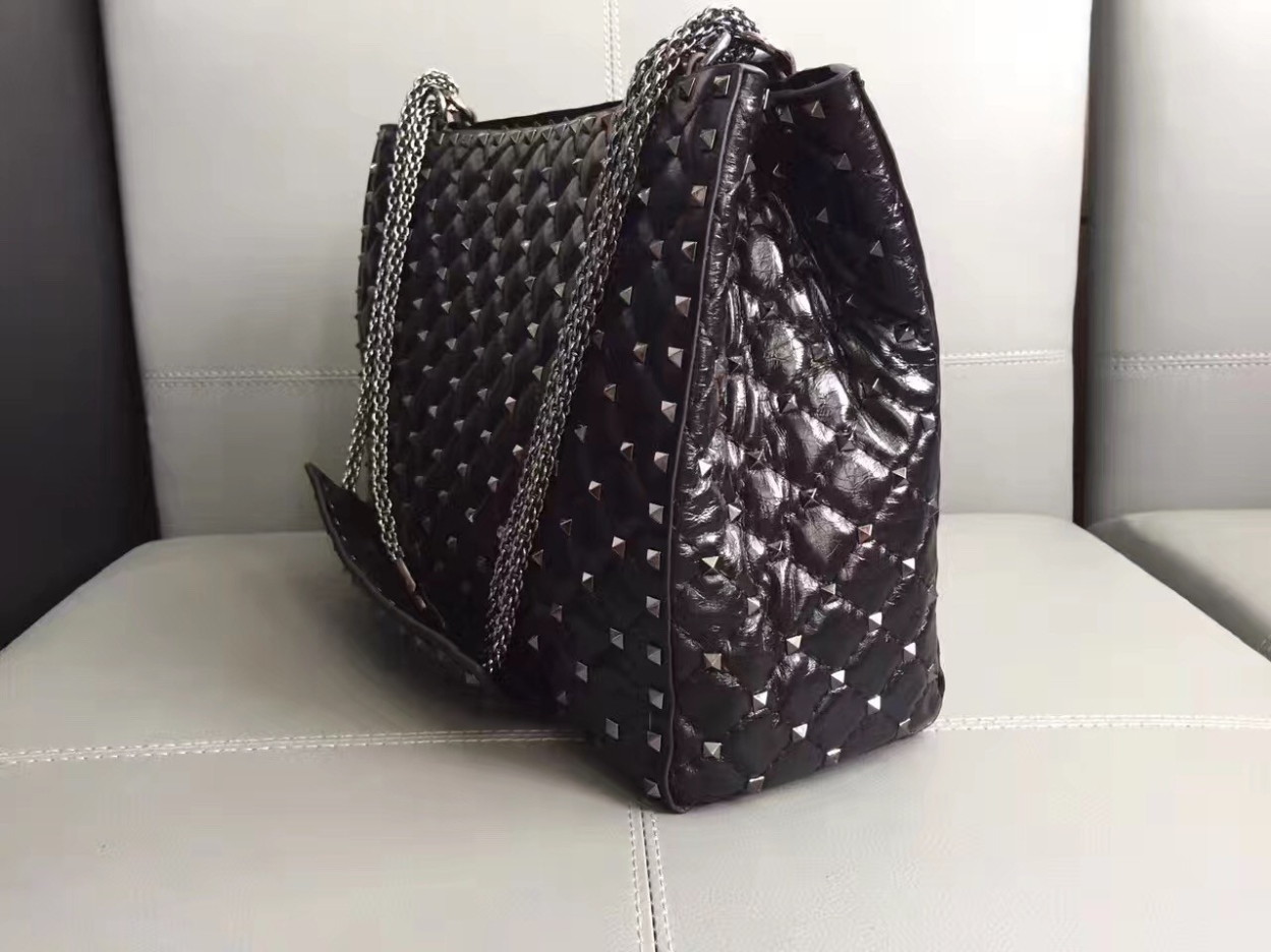 bolsos de lujo mujer Valentino All Black Rockstud Spike Tote Bag 2 bolsos de lujo mujer Valentino All Black Rockstud Spike Tote Bag - Image 2