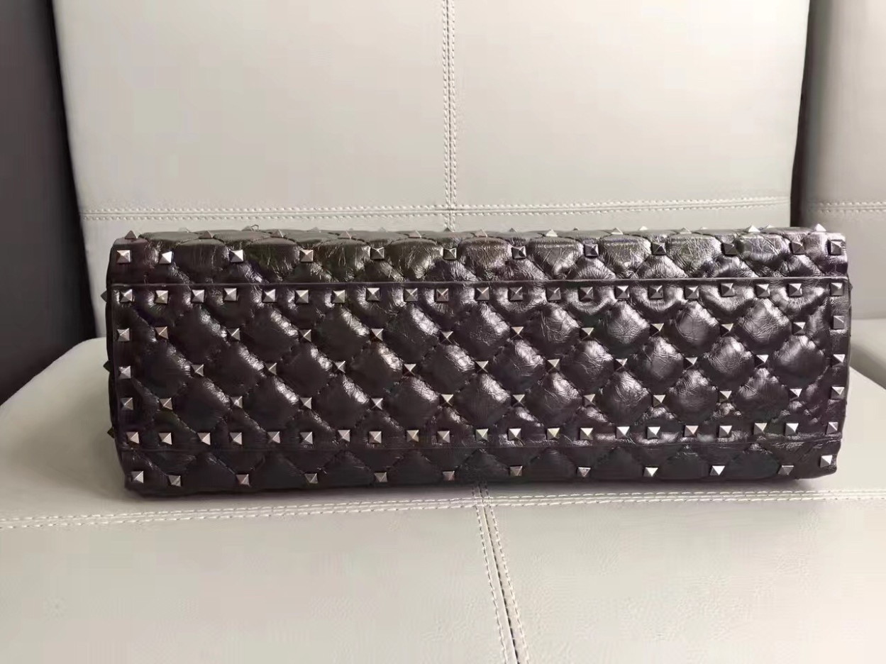 bolsos de lujo mujer Valentino All Black Rockstud Spike Tote Bag 4 bolsos de lujo mujer Valentino All Black Rockstud Spike Tote Bag - Image 4