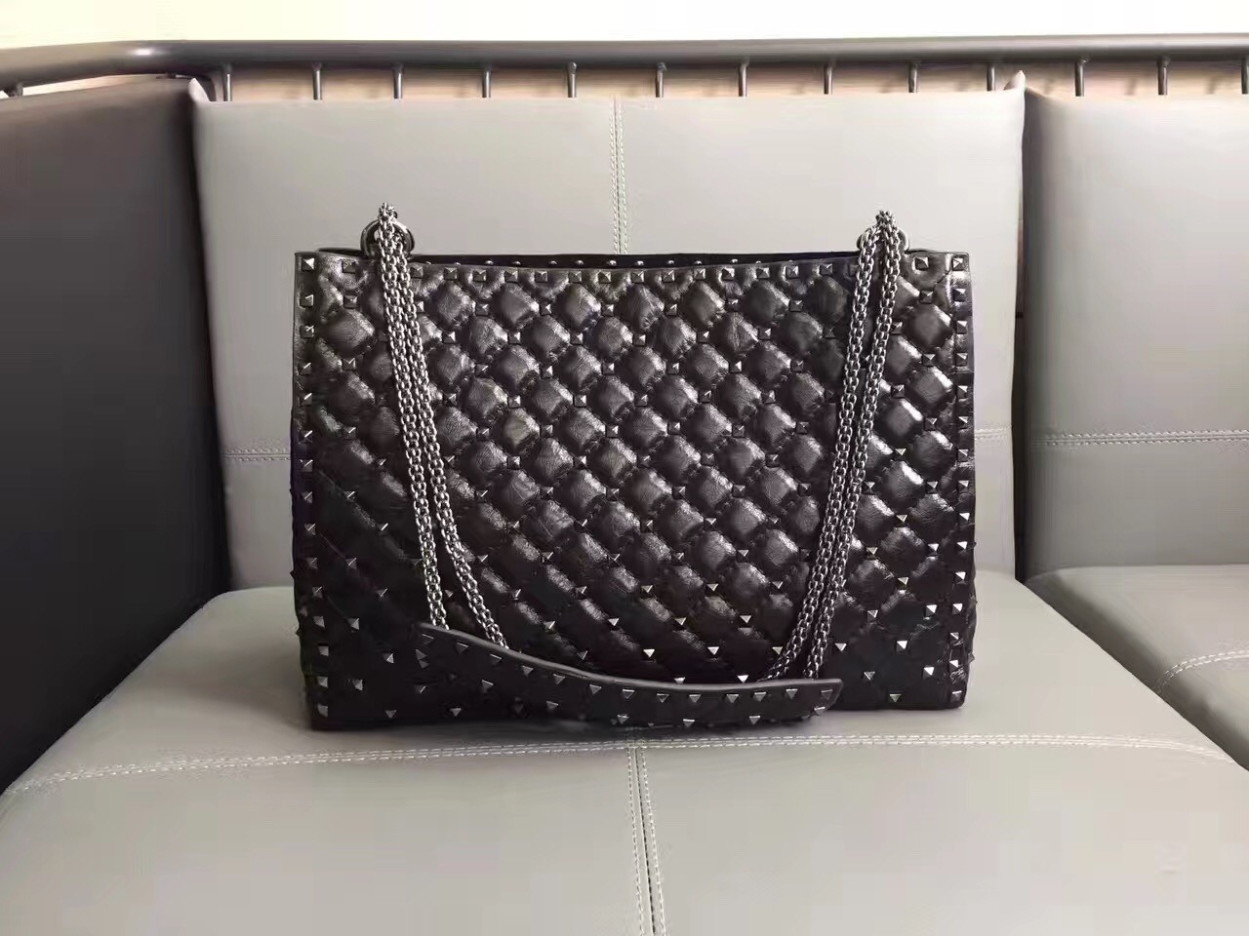 bolsos de lujo mujer Valentino All Black Rockstud Spike Tote Bag 5 bolsos de lujo mujer Valentino All Black Rockstud Spike Tote Bag - Image 5