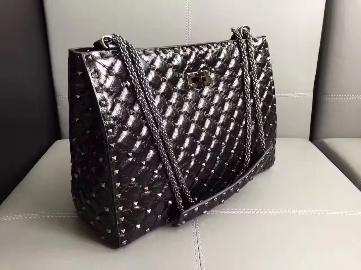 bolsos de lujo mujer Valentino All Black Rockstud Spike Tote Bag 6 bolsos de lujo mujer Valentino All Black Rockstud Spike Tote Bag - Image 6