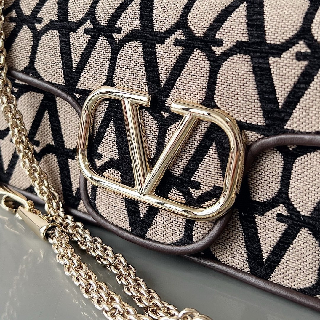 bolsos de lujo mujer Valentino Large Loco Shoulder Bag in Black Toile Iconographe 10 bolsos de lujo mujer Valentino Large Loco Shoulder Bag in Black Toile Iconographe - Image 10