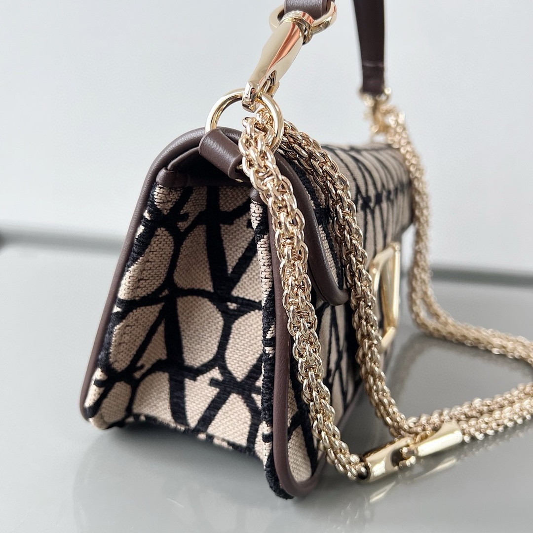 bolsos de lujo mujer Valentino Large Loco Shoulder Bag in Black Toile Iconographe 2 bolsos de lujo mujer Valentino Large Loco Shoulder Bag in Black Toile Iconographe - Image 2