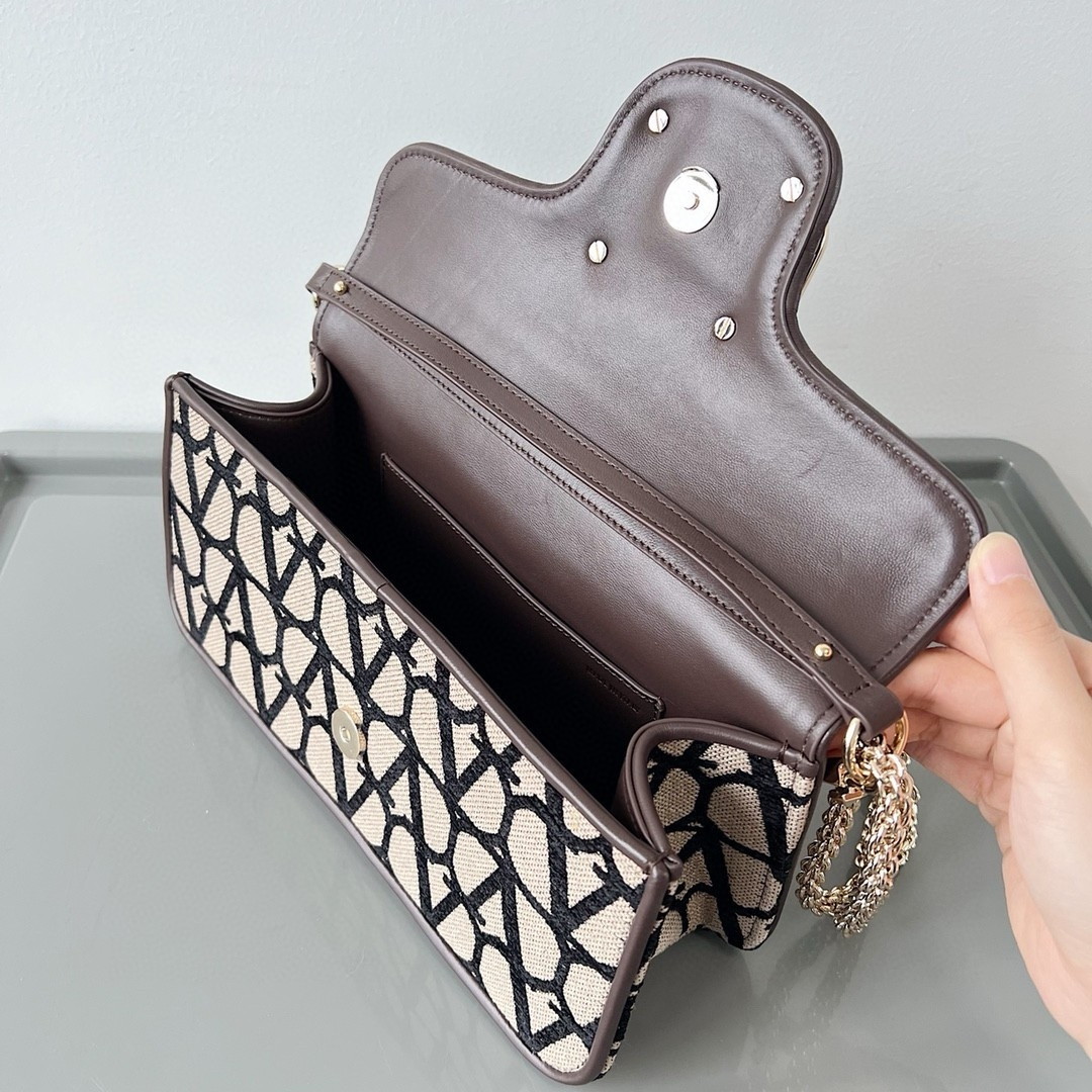 bolsos de lujo mujer Valentino Large Loco Shoulder Bag in Black Toile Iconographe 5 bolsos de lujo mujer Valentino Large Loco Shoulder Bag in Black Toile Iconographe - Image 5