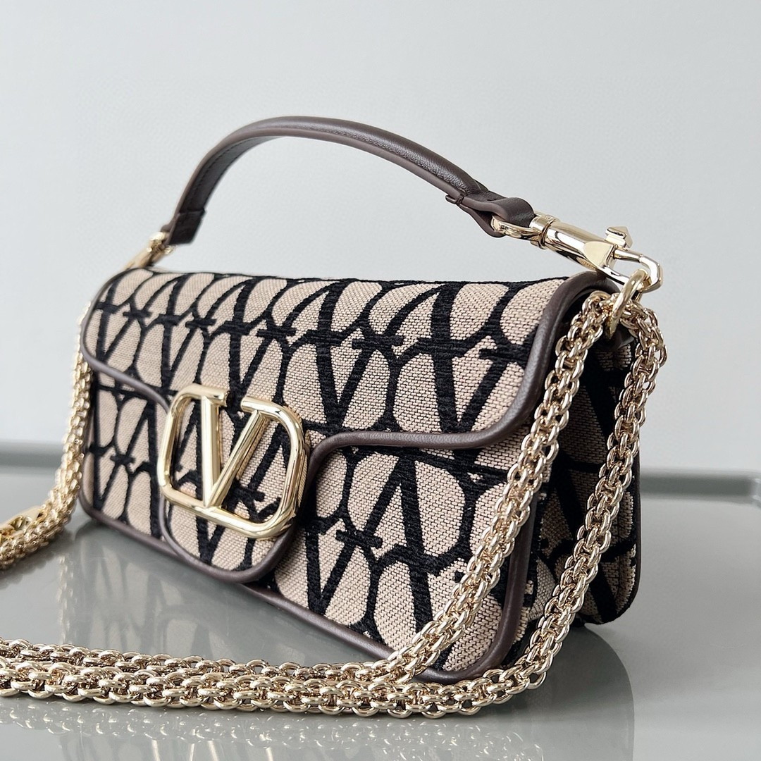 bolsos de lujo mujer Valentino Large Loco Shoulder Bag in Black Toile Iconographe 7 bolsos de lujo mujer Valentino Large Loco Shoulder Bag in Black Toile Iconographe - Image 7