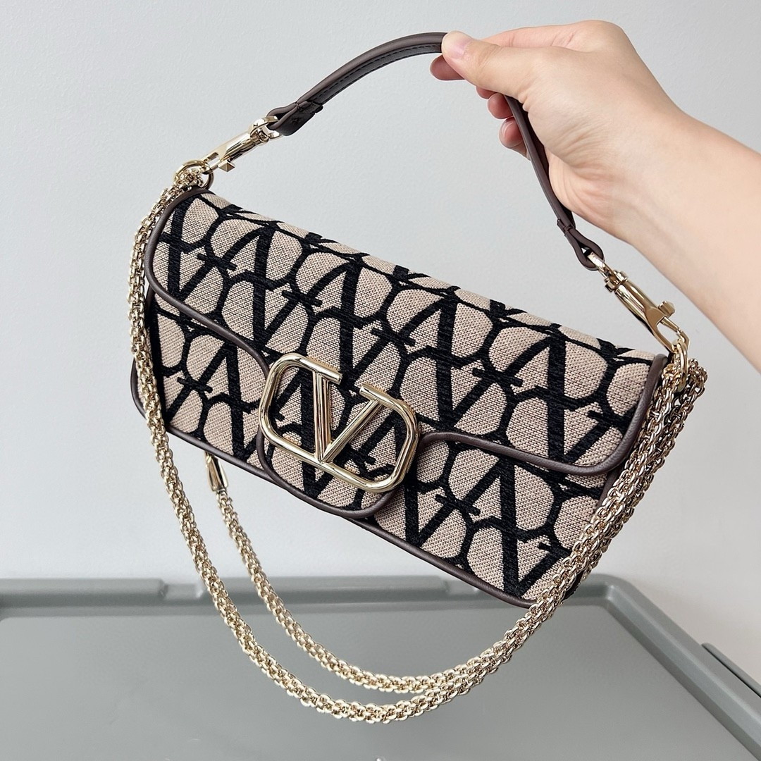 bolsos de lujo mujer Valentino Large Loco Shoulder Bag in Black Toile Iconographe 8 bolsos de lujo mujer Valentino Large Loco Shoulder Bag in Black Toile Iconographe - Image 8