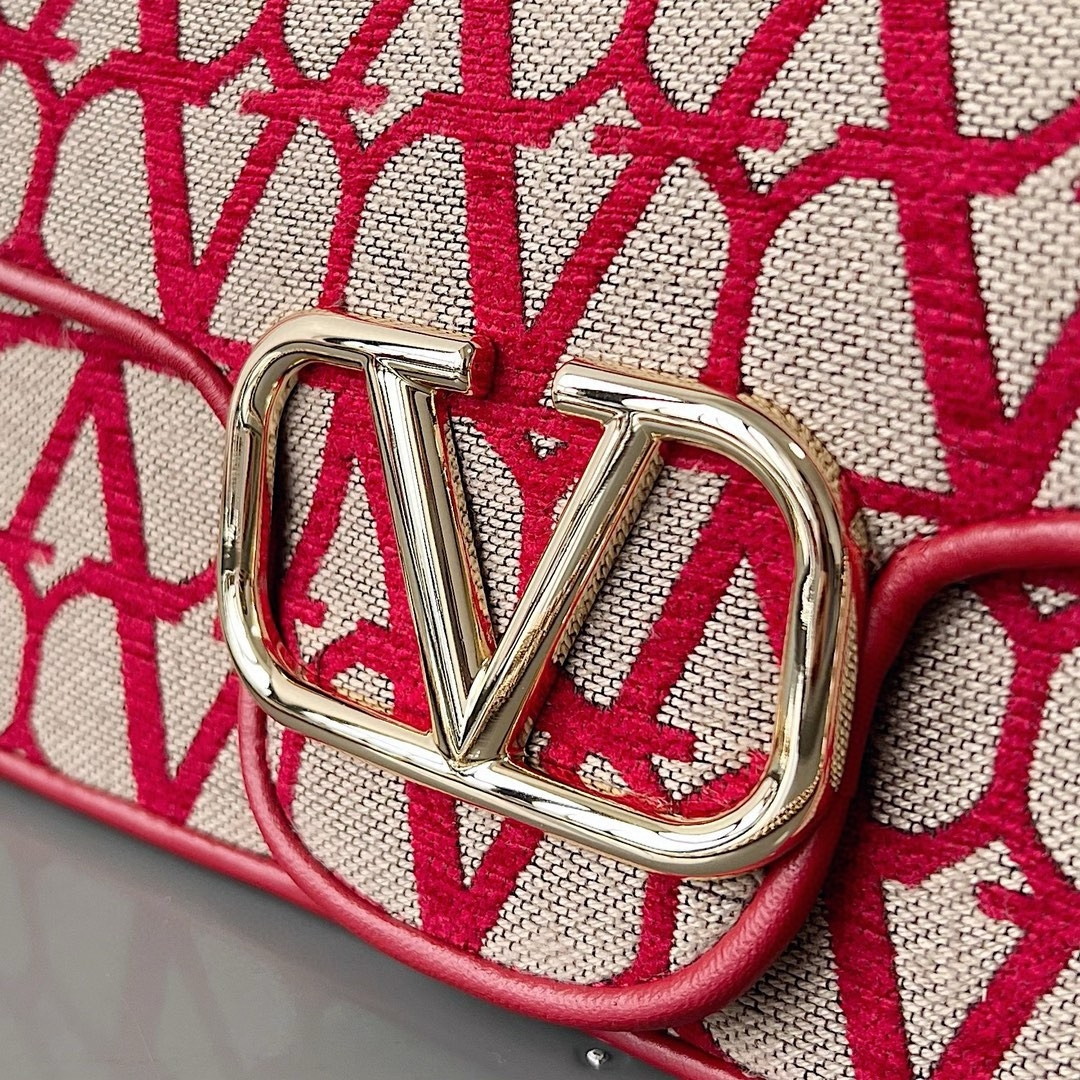 bolsos de lujo mujer Valentino Large Loco Shoulder Bag in Red Toile Iconographe 10 bolsos de lujo mujer Valentino Large Loco Shoulder Bag in Red Toile Iconographe - Image 10
