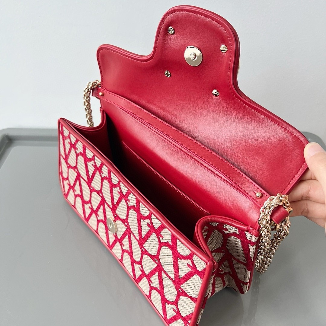 bolsos de lujo mujer Valentino Large Loco Shoulder Bag in Red Toile Iconographe 9 bolsos de lujo mujer Valentino Large Loco Shoulder Bag in Red Toile Iconographe - Image 9