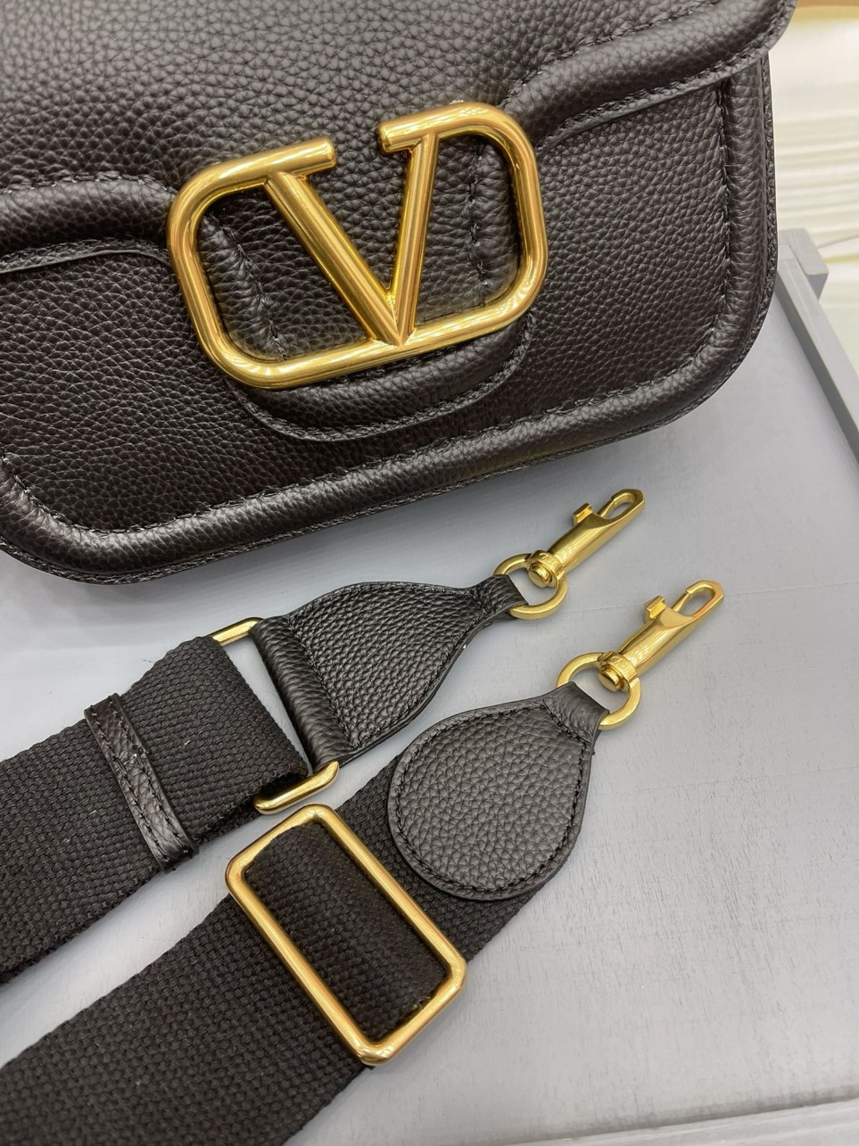bolsos de lujo mujer Valentino Alltime Shoulder Bag in Black Grained Leather 10 bolsos de lujo mujer Valentino Alltime Shoulder Bag in Black Grained Leather - Image 10
