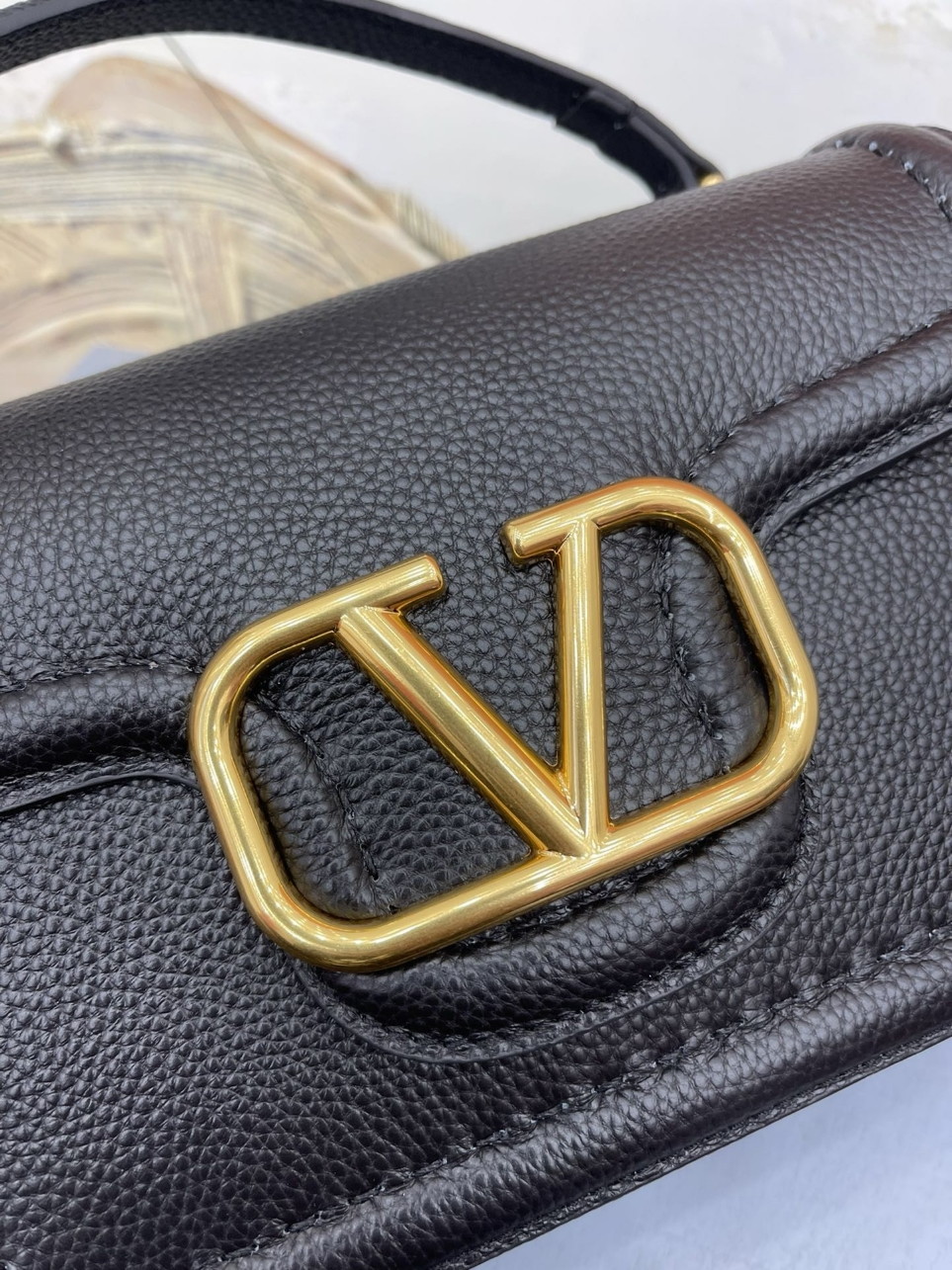 bolsos de lujo mujer Valentino Alltime Shoulder Bag in Black Grained Leather 2 bolsos de lujo mujer Valentino Alltime Shoulder Bag in Black Grained Leather - Image 2