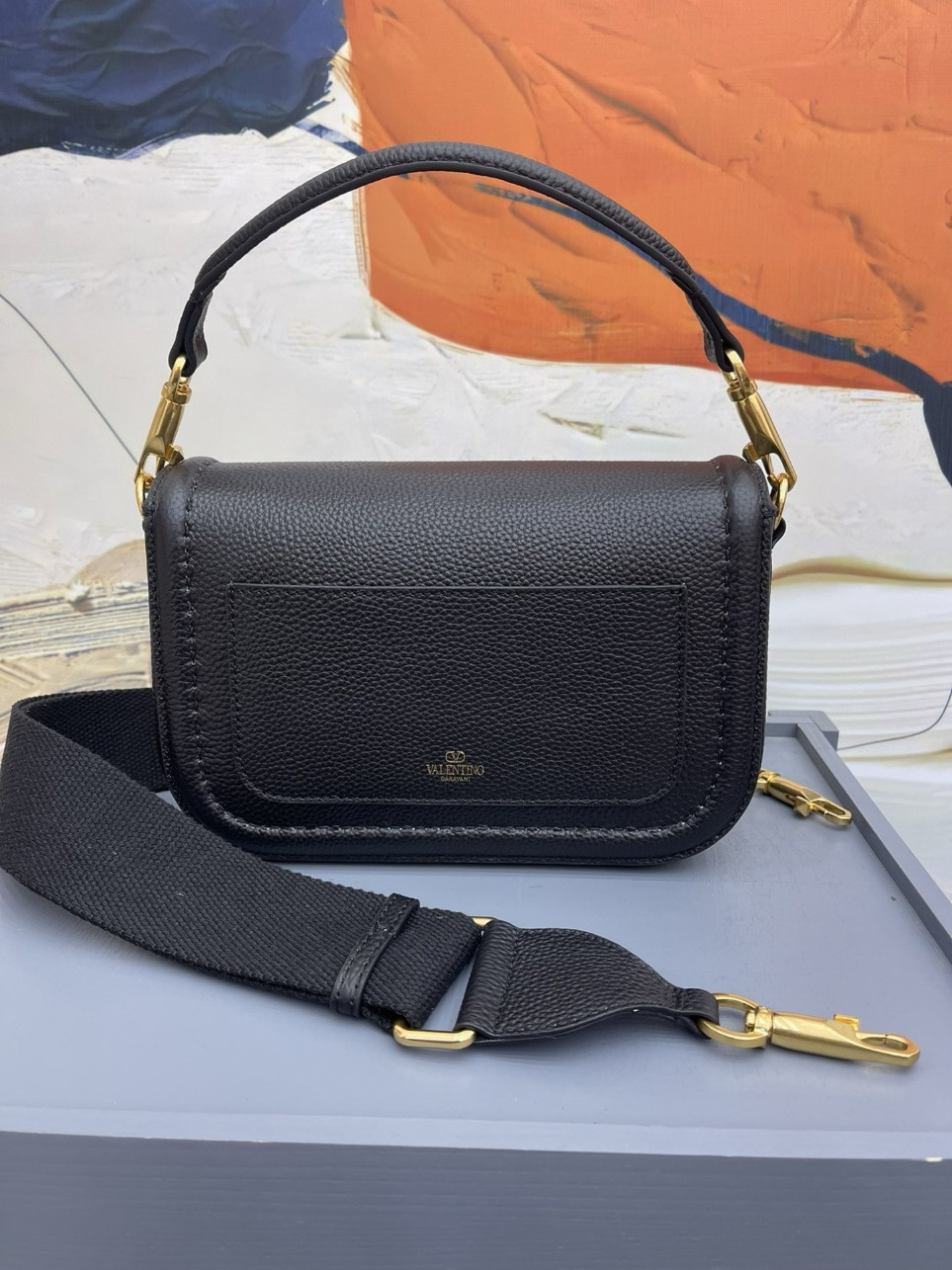 bolsos de lujo mujer Valentino Alltime Shoulder Bag in Black Grained Leather 3 bolsos de lujo mujer Valentino Alltime Shoulder Bag in Black Grained Leather - Image 3