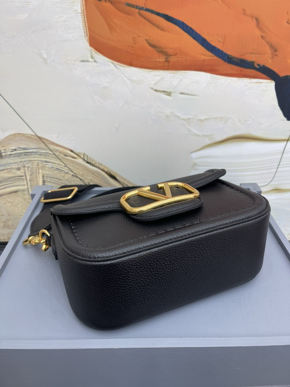 bolsos de lujo mujer Valentino Alltime Shoulder Bag in Black Grained Leather 4 bolsos de lujo mujer Valentino Alltime Shoulder Bag in Black Grained Leather - Image 4