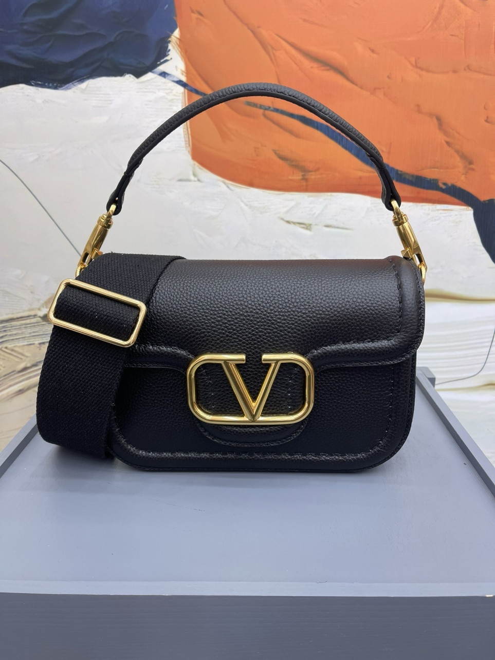 bolsos de lujo mujer Valentino Alltime Shoulder Bag in Black Grained Leather 5 bolsos de lujo mujer Valentino Alltime Shoulder Bag in Black Grained Leather - Image 5