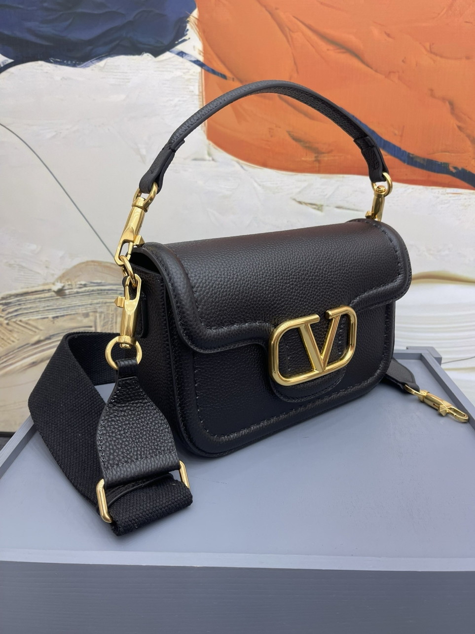 bolsos de lujo mujer Valentino Alltime Shoulder Bag in Black Grained Leather 7 bolsos de lujo mujer Valentino Alltime Shoulder Bag in Black Grained Leather - Image 7
