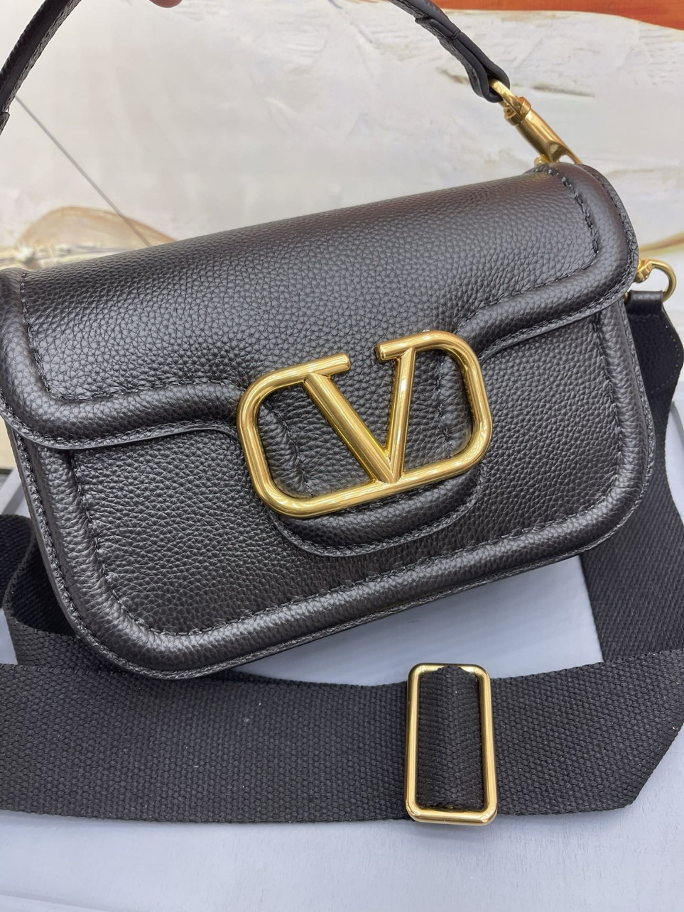 bolsos de lujo mujer Valentino Alltime Shoulder Bag in Black Grained Leather 8 bolsos de lujo mujer Valentino Alltime Shoulder Bag in Black Grained Leather - Image 8