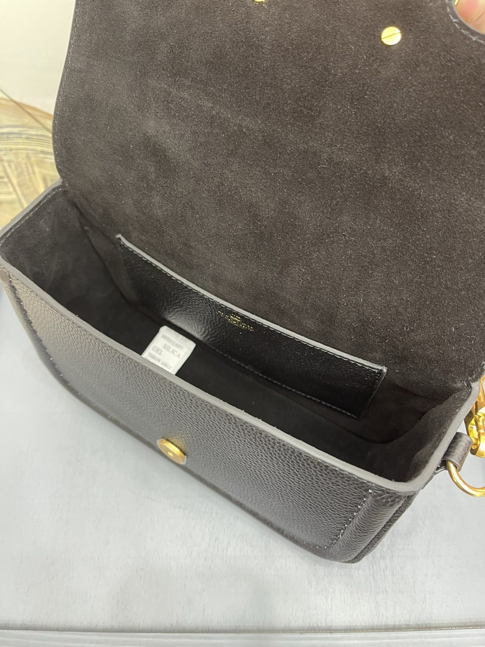 bolsos de lujo mujer Valentino Alltime Shoulder Bag in Black Grained Leather 9 bolsos de lujo mujer Valentino Alltime Shoulder Bag in Black Grained Leather - Image 9