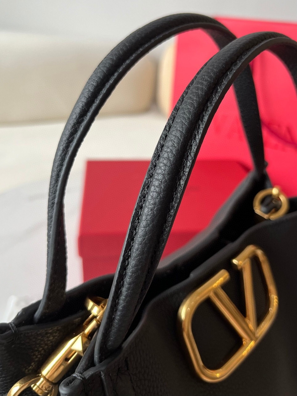 bolsos de lujo mujer Valentino Alltime Medium Bag in Black Grained Calfskin 2 bolsos de lujo mujer Valentino Alltime Medium Bag in Black Grained Calfskin - Image 2