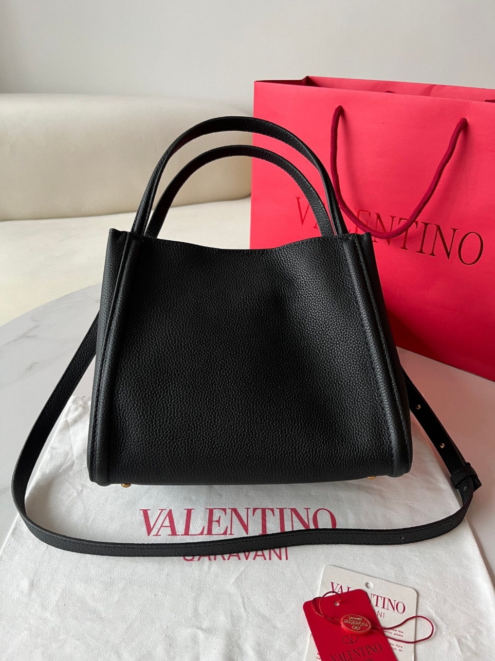 bolsos de lujo mujer Valentino Alltime Medium Bag in Black Grained Calfskin 10 bolsos de lujo mujer Valentino Alltime Medium Bag in Black Grained Calfskin - Image 10