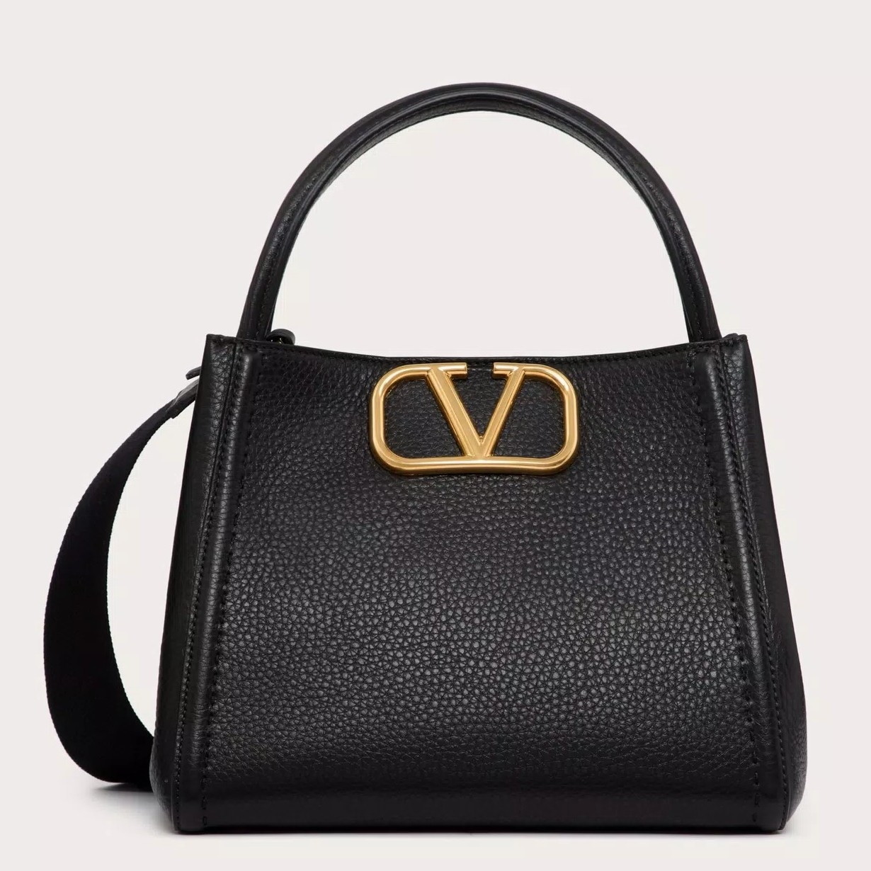 bolsos de lujo mujer Valentino Alltime Medium Bag in Black Grained Calfskin 1 bolsos de lujo mujer Valentino Alltime Medium Bag in Black Grained Calfskin