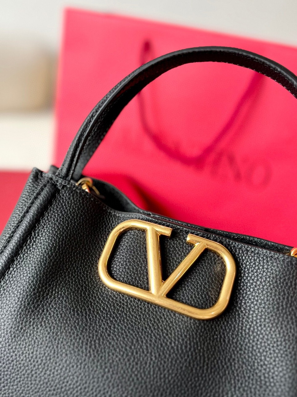 bolsos de lujo mujer Valentino Alltime Medium Bag in Black Grained Calfskin 4 bolsos de lujo mujer Valentino Alltime Medium Bag in Black Grained Calfskin - Image 4