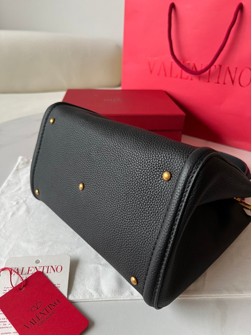 bolsos de lujo mujer Valentino Alltime Medium Bag in Black Grained Calfskin 6 bolsos de lujo mujer Valentino Alltime Medium Bag in Black Grained Calfskin - Image 6
