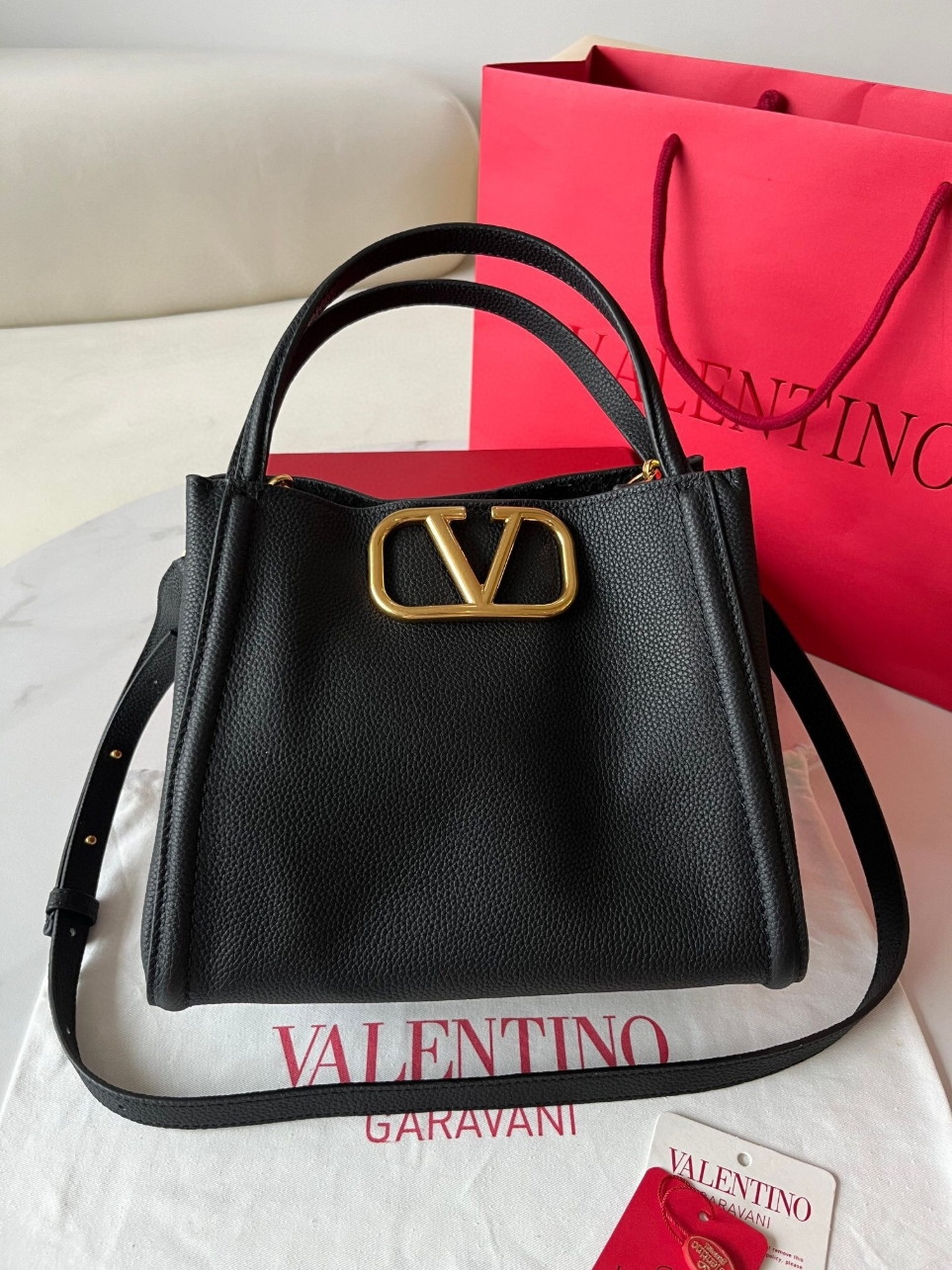 bolsos de lujo mujer Valentino Alltime Medium Bag in Black Grained Calfskin 7 bolsos de lujo mujer Valentino Alltime Medium Bag in Black Grained Calfskin - Image 7