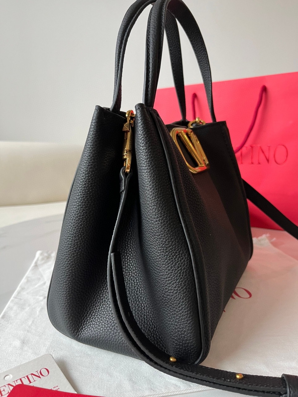 bolsos de lujo mujer Valentino Alltime Medium Bag in Black Grained Calfskin 8 bolsos de lujo mujer Valentino Alltime Medium Bag in Black Grained Calfskin - Image 8