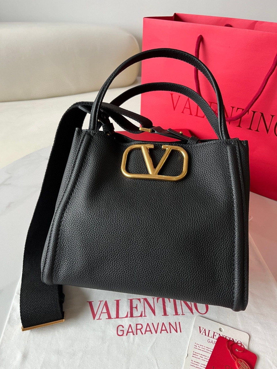 bolsos de lujo mujer Valentino Alltime Medium Bag in Black Grained Calfskin 9 bolsos de lujo mujer Valentino Alltime Medium Bag in Black Grained Calfskin - Image 9