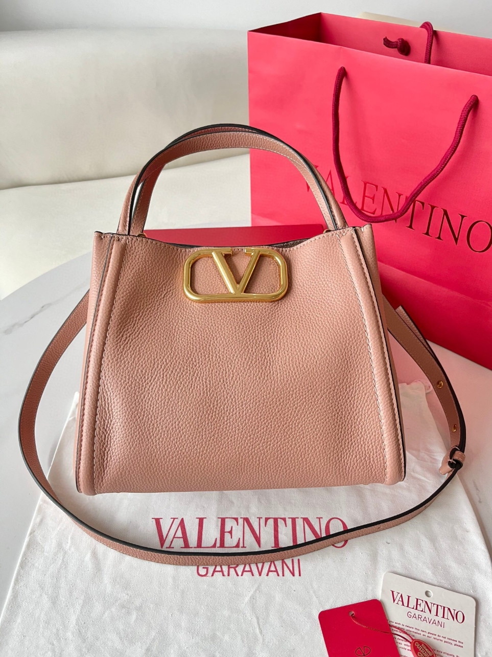 bolsos de lujo mujer Valentino Alltime Medium Bag in Poudre Grained Calfskin 10 bolsos de lujo mujer Valentino Alltime Medium Bag in Poudre Grained Calfskin - Image 10